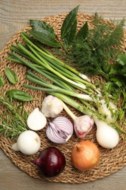 Farklı taze otlar, soğanlar ve sarımsak.