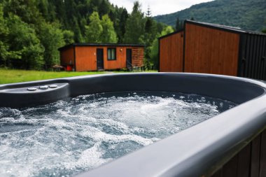 Lüks dağlarda sıcak suyla dolu küvet, yakın çekim.