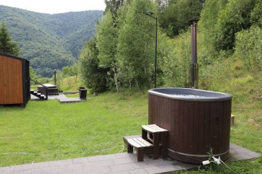 Lüks dağlarda sıcak suyla dolu bir küvet