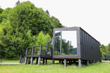 Dağlarda lüks bir tatil köyünde güzel bir bina