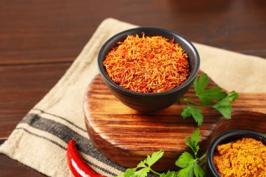 Ahşap masada farklı aromatik baharatlar, yakın plan.