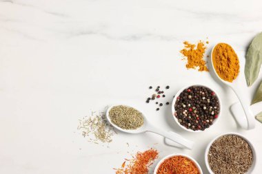 Beyaz mermer masada farklı aromatik baharatlar var. Metin için boşluk