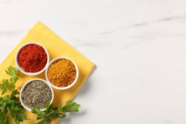 Beyaz mermer masada değişik aromatik baharatlar, üst manzara. Metin için boşluk