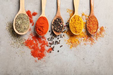 Gri desenli masa üzerinde farklı aromatik baharatlar.