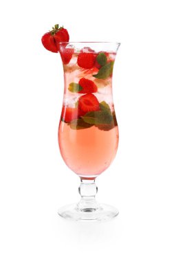 Beyaza izole edilmiş nane şekerli çilek kokteyli.