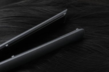 Modern düz ütü, parlak siyah saçlar, yakın çekim