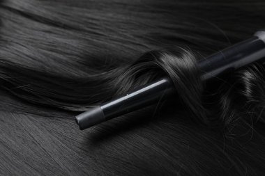 Saç maşası, parlak siyah saçlar, yakın plan.