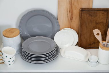 Dolabın içinde temiz bulaşık takımları ve bardaklar var.