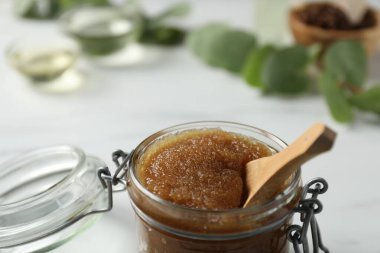 Beyaz masadaki doğal vücut fırçası, yakın plan.