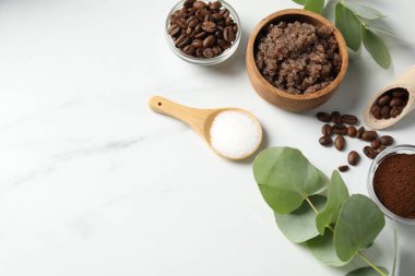 Doğal vücut fırçası ve malzemeler beyaz masada, düz yerde. Metin için boşluk