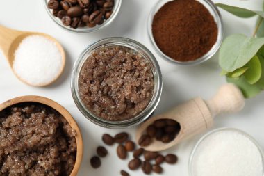 Doğal vücut fırçası ve malzemeler beyaz masada, düz yerde.