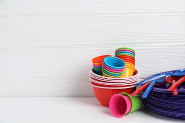 Tek kullanımlık sofra takımı beyaz ahşap masa üzerinde, metin için boşluk