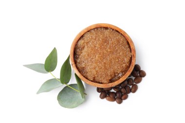 Tahta kasede doğal vücut fırçası, kahve çekirdekleri ve okaliptüs dalı beyaz, üst görünümde izole.