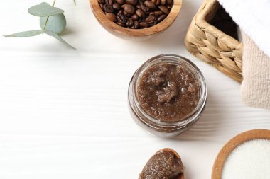 Doğal vücut fırçası, malzemeler ve havlular beyaz ahşap masa, düz yatak. Metin için boşluk