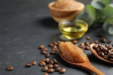 Doğal vücut fırçası ve malzemeleri siyah masaya, yakın plan. Metin için boşluk