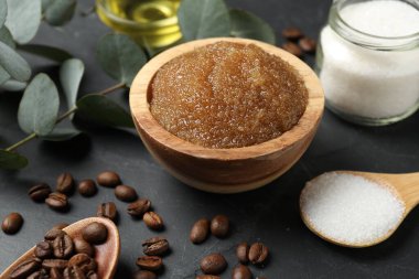 Doğal vücut fırçası ve malzemeler siyah masada, yakın plan.