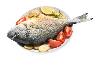 Lezzetli kavrulmuş dorado balığı, beyaz üzerine izole edilmiş sebze ve baharat servis ediyordu. Ev yapımı deniz ürünleri yemeği.