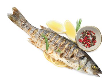 Lezzetli kavrulmuş deniz kabuğu balığı, beyaza izole edilmiş baharatlar, üst manzara. Ev yapımı deniz ürünleri yemeği.