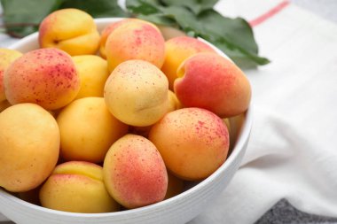 Masada taze kayısılar var, yakın plan.