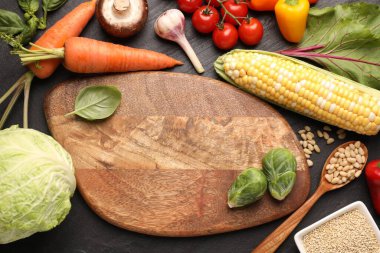 Sağlıklı vejetaryen yemekleri. Boş tahta farklı ürünlerle çevrili koyu dokulu tablo, düz yatıyordu