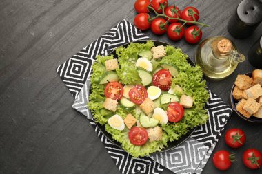 Ekmek arası ve siyah masa üzerindeki malzemelerle nefis bir salata. Metin için boşluk