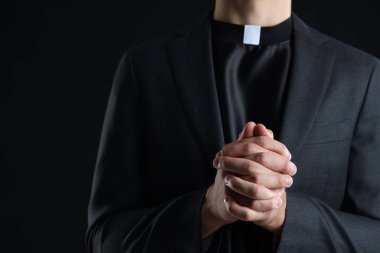 Siyah arka planda dua eden rahip, yakın plan görüntüsü