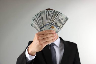 Arka planda dolar banknotları olan adam, yakın plan.