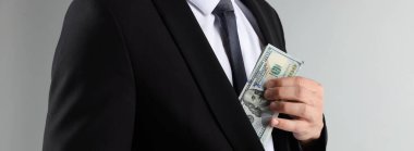 Adam arka plana dolar koyuyor, yakın plan.