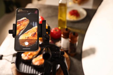 Stüdyoda güzel kızarmış balık ve akıllı telefon çekmek. Profesyonel yemek fotoğrafçılığı.