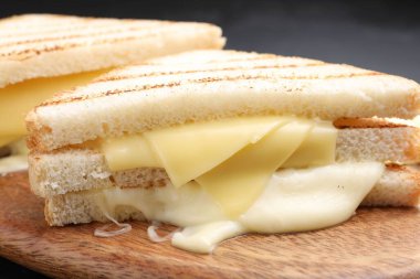 Eritilmiş peynirli lezzetli sandviçler, yakın plan.