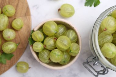 Taze yeşil bektaşi üzümleri beyaz mermer masada, düz yatıyordu.