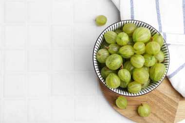 Taze yeşil bektaşi üzümleri kasede beyaz fayanslı masa, üst manzara. Metin için boşluk