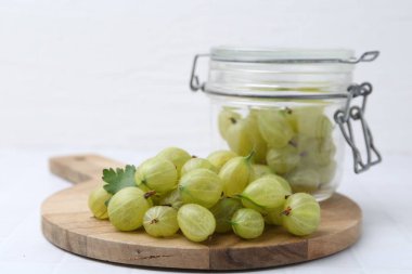 Taze yeşil bektaşi üzümleri beyaz masada, yakın plan.