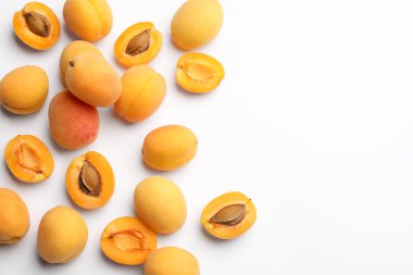 Beyaz arka planda bir sürü taze kayısı, düzlük. Metin için boşluk