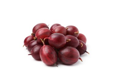 Taze olgun kırmızı bektaşi üzümü yığını beyazın üzerinde izole edilmiş.