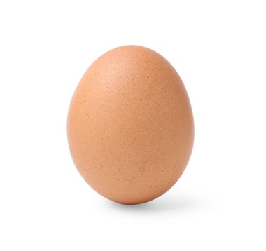 Bir çiğ tavuk yumurtası beyaza izole edilmiş.