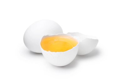 Tam ve kırılmış tavuk yumurtaları beyaza izole edilmiş.