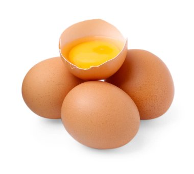 Tam ve kırılmış tavuk yumurtaları beyaza izole edilmiş.