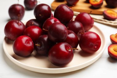 Beyaz masada olgun kiraz erikleri, yakın plan.