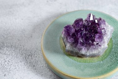 Aura. Beyaz desenli masada güzel bir ametist, yakın plan. Metin için boşluk