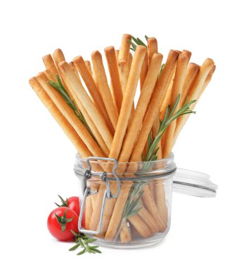 Lezzetli Grissini çubukları biberiye ve beyaz üzerine izole edilmiş taze domatesler.