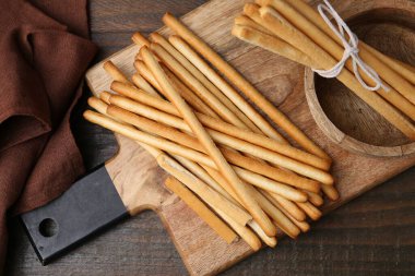 Lezzetli Grissini çubukları ahşap masada, düz yatıyordu.