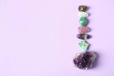 Aura. Menekşe arkaplanda farklı doğal mineral taşları var. Metin için boşluk