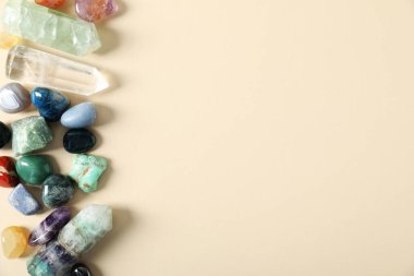 Aura. Bej arka planda farklı doğal mineral taşları var. Metin için boşluk