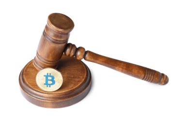 Kripto para birimi. Bitcoin ve yargıç tokmağı beyazda izole edildi