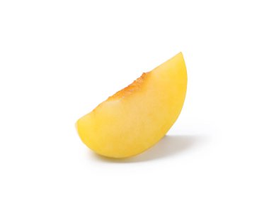 Bir parça sarı kiraz eriği beyaza izole edilmiş.