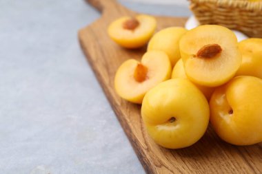 Gri masada olgun sarı kiraz erikleri, yakın plan. Metin için boşluk