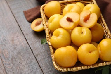 Tahta masada olgun sarı kiraz erikleri, yakın plan. Metin için boşluk