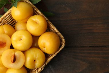 Olgun sarı kiraz erikleri ahşap masada, düz yerde. Metin için boşluk