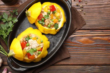 Tahta masadaki kabakların içinde lezzetli dolma patypan kabakları var.